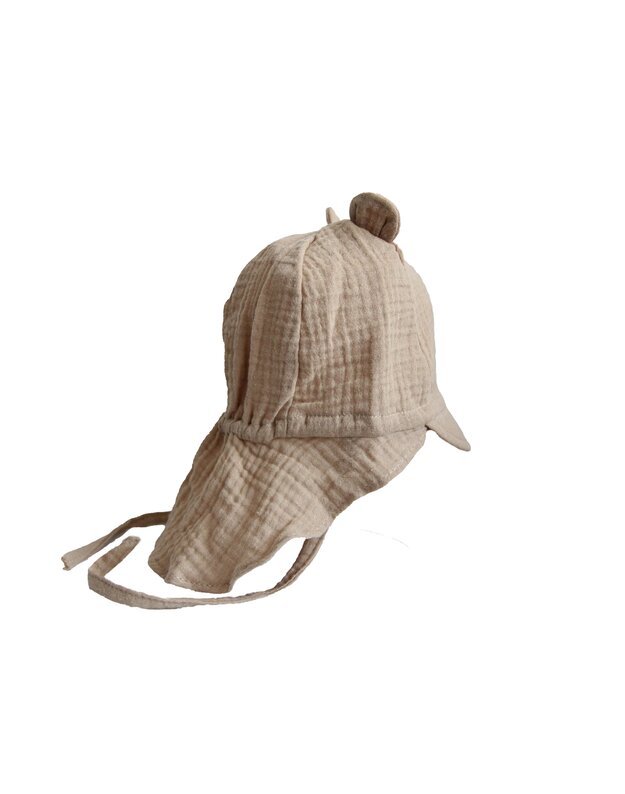 Muslino kepurytė su raišteliais, kakliuko apsauga ir snapeliu. 48, 52 cm
